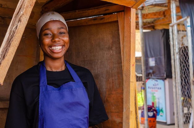 Signora africana in un chiosco sorridente