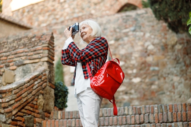 Signora anziana che trascorre del tempo nell'area urbana