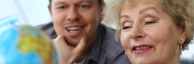 Signora anziana sorridente che gode del tempo libero