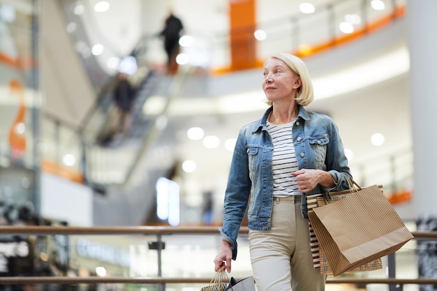 Signora che gode delle vendite durante lo shopping