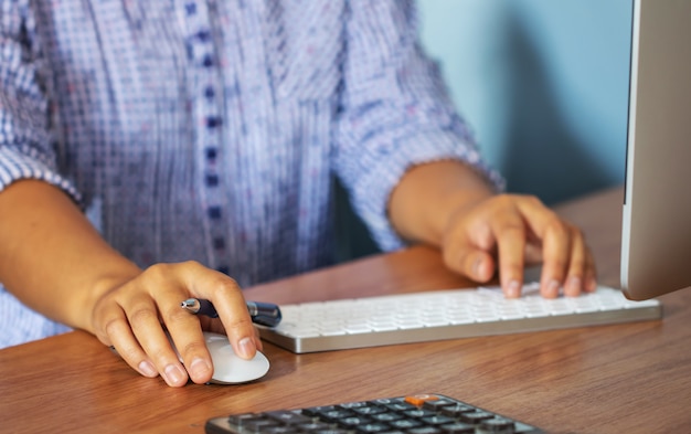 Signora che lavora a casa con il computer