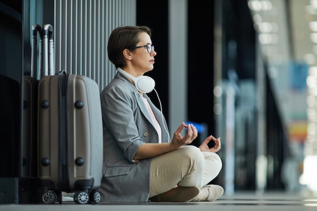 Signora che medita prima del volo