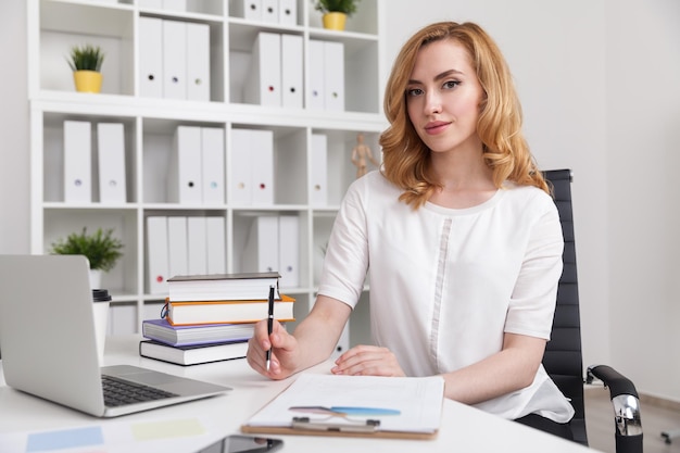 Signora d'affari al lavoro