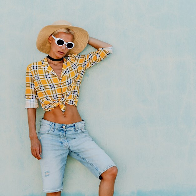 Signora della moda. Stile country. Outfit per le vacanze estive