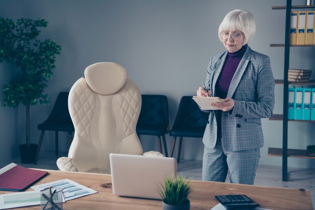 signora di affari alla scrivania che lavora con il computer portatile