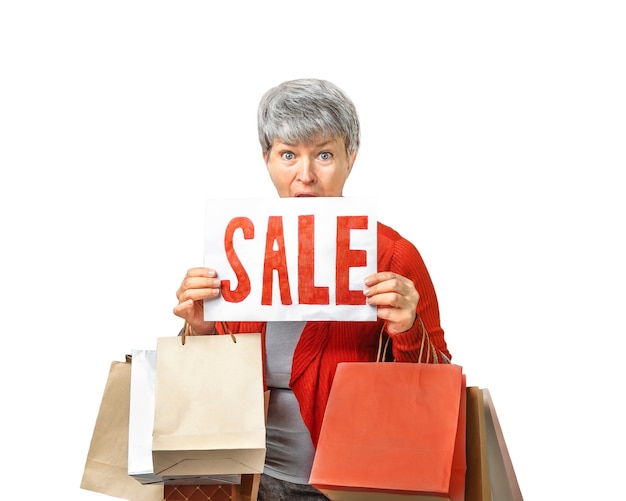 Signora donna con borse della spesa e segno di vendita isolato su sfondo bianco