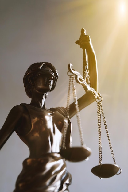 Signora giustizia o justitia legge figurina e simbolo legale