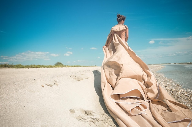 Signora in spiaggia