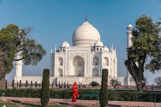 Signora indiana in sari rosso a Taj Mahal, India, Agra.