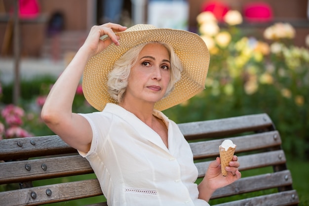 Signora matura con gelato.