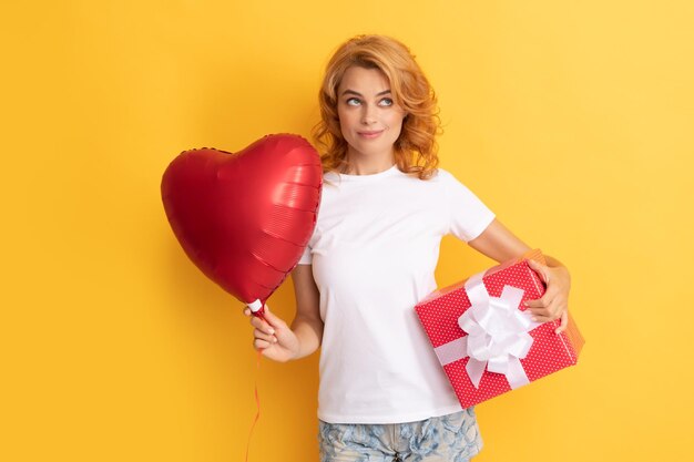 Signora rossa allegra con regalo romantico e palloncino festa essere il mio San Valentino