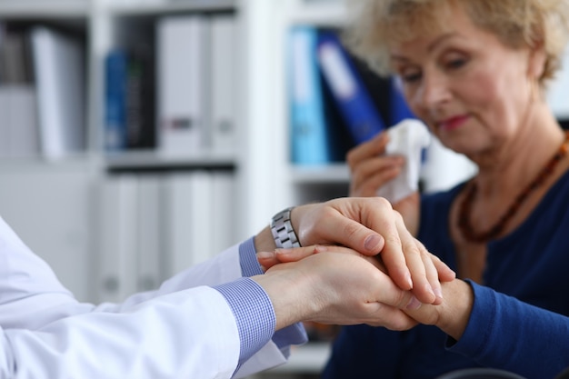 Signora triste in ospedale