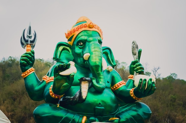 Signore del ganesh verde nel tempio indù in tono cinematografico