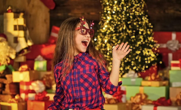 Sii felice vacanza vendita e sconto felicità infanzia bambino aspetta regalo decora la tua vita buon natale e felice anno nuovo piccola ragazza indossa occhiali da festa regali d'amore tempo di shopping natalizio