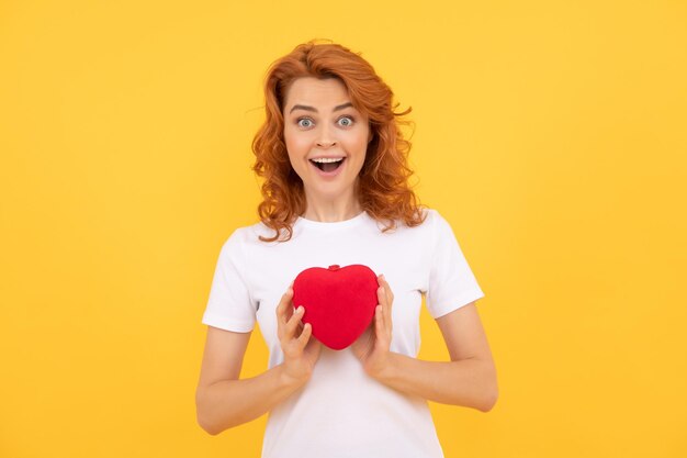 Sii la mia signora di San Valentino su sfondo giallo amore presente donna rossa stupita