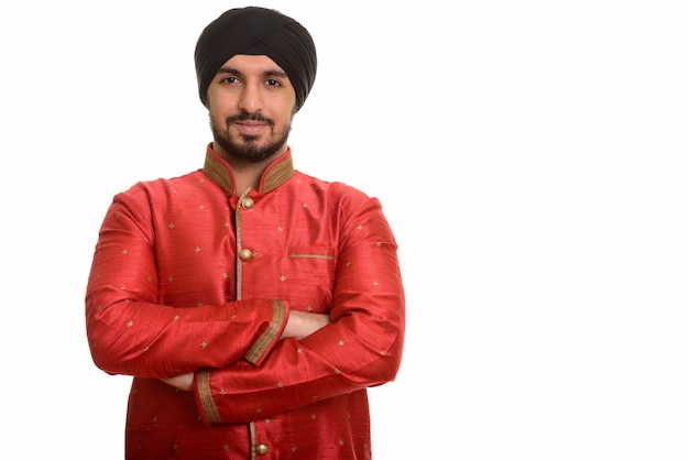 Sikh indiano bello giovane che indossa abiti tradizionali