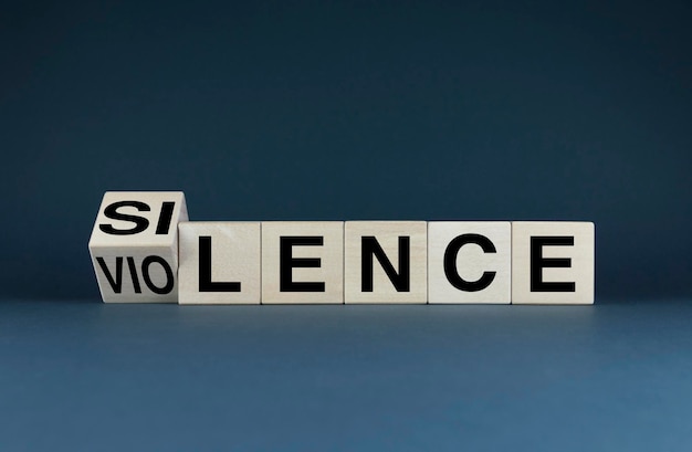 Silence Violence Cubi formano le parole Silence Violence