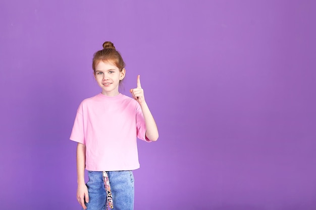 Silenzio non dirlo a nessuno La bambina spaventata sente informazioni incredibili si porta il dito sulle labbra la bocca chiede di smettere di condividere voci isolate su uno sfondo lilla