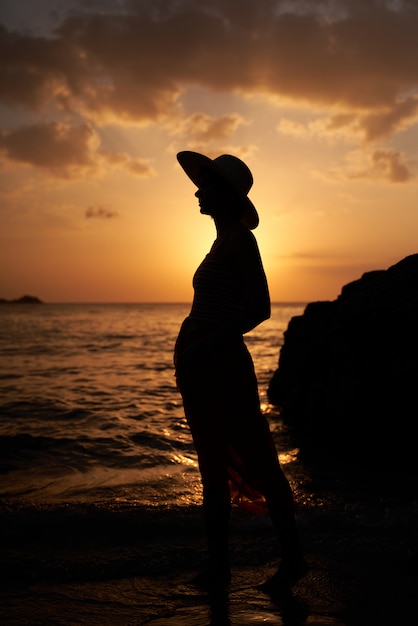 Silhouette a contrasto di giovane donna snella