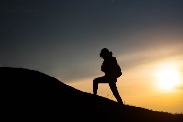 Silhouette alpinista un concetto e tramonto