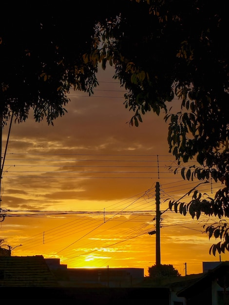 Silhouette bellissimo tramonto formando bellissime sagome in una città in Brasile fuoco selettivo