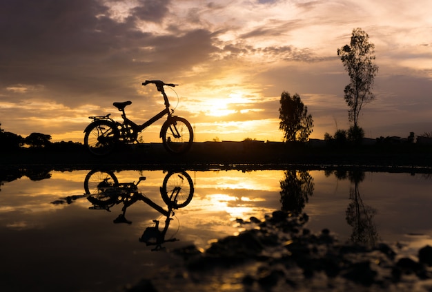 Silhouette bike park pieghevole sul lungomare.