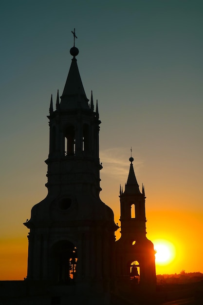 Silhouette del campanile della Basilica Cattedrale di Arequipa con splendido tramonto luminoso Perù