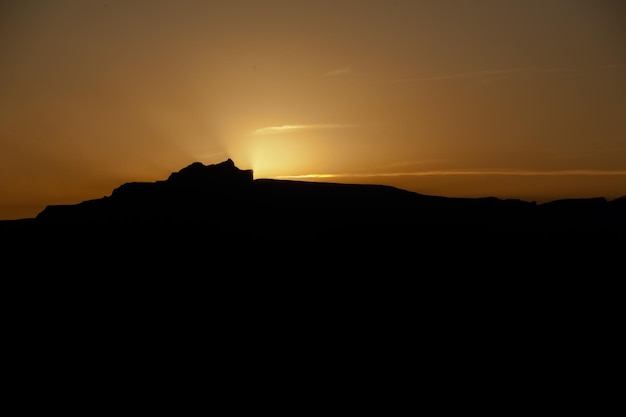 Silhouette del castello del gigante al sole al tramonto