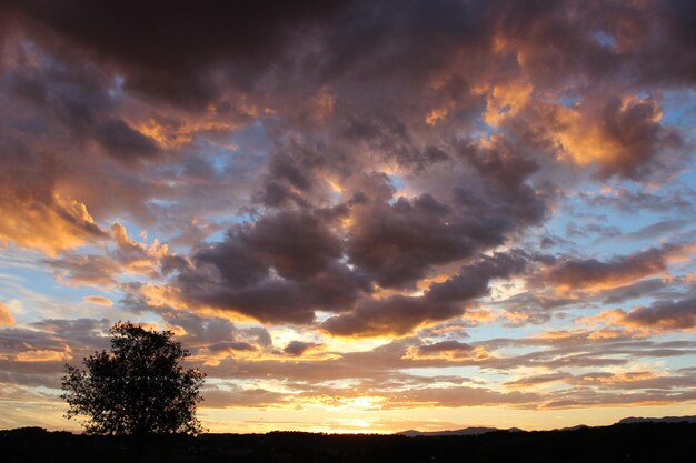 Silhouette del paesaggio contro un cielo nuvoloso