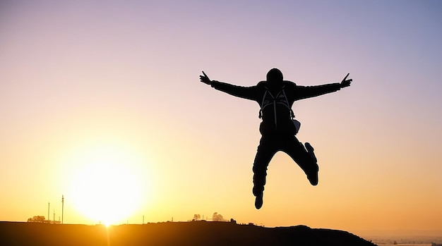 silhouette del viaggio dell&#39;uomo salta su per i successi riusciti e festeggia il successo con sunrise