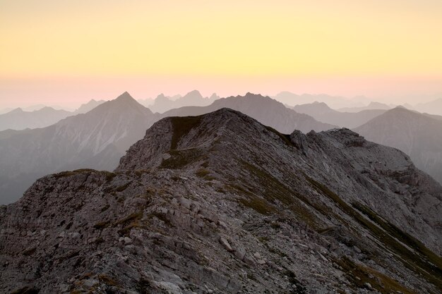 silhouette della cresta montuosa all'alba