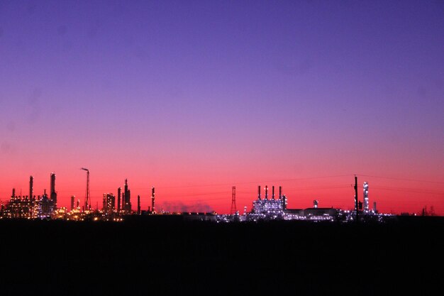 Silhouette della fabbrica contro il cielo durante il tramonto