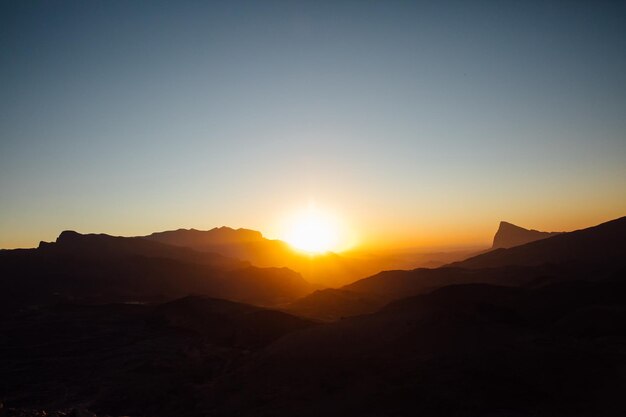 Silhouette della montagna contro il cielo durante il tramonto