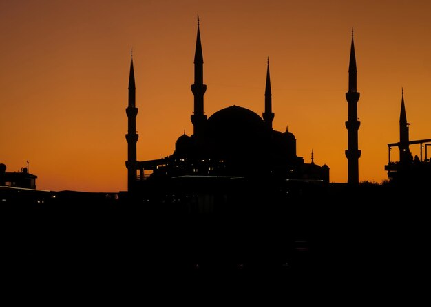 Silhouette della moschea di Sultanahmet al tramonto Istanbul Turchia