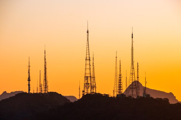 Silhouette di antenne di comunicazione sulla collina di sumare a rio de janeiro, in brasile.