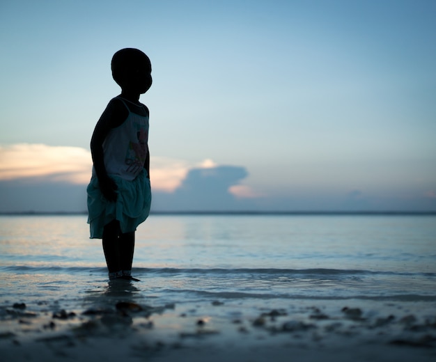 Silhouette di bambina sulla spiaggia