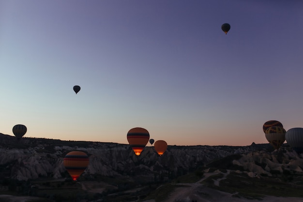 Silhouette di bellissime mongolfiere all'alba in cappadocia