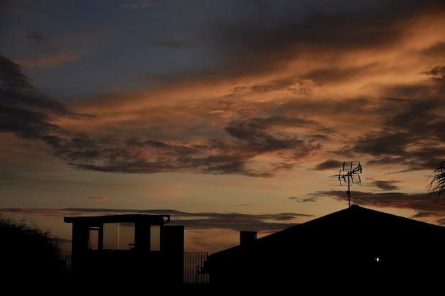 Silhouette di case al tramonto in Sicilia