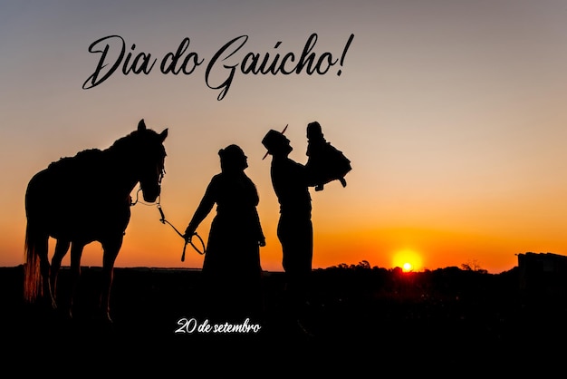 Silhouette di cavallo e famiglia gaucho al tramonto in campagna