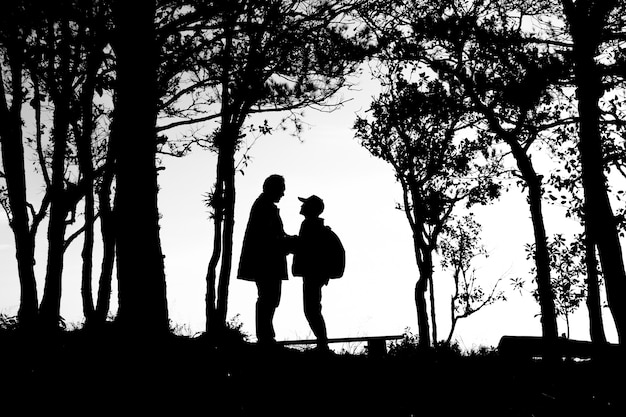 silhouette di coppia di amore in alberi di confine, schiena e tono bianco