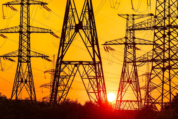 Silhouette di costruzioni di tensione al tramonto Ombre di alimentazione di ingegneria elettrica