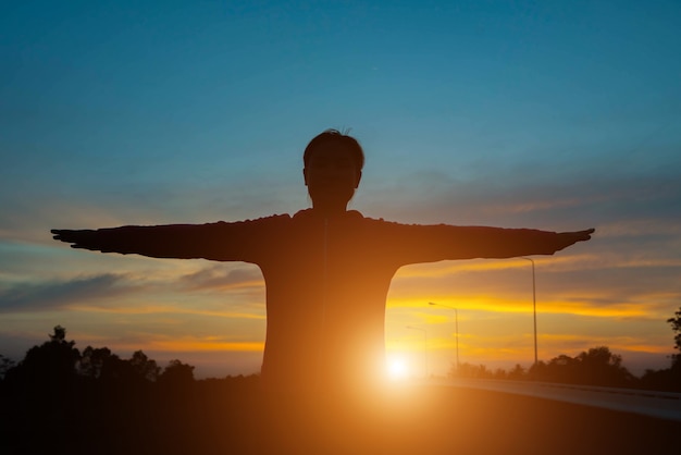 Silhouette di donna che indica con il dito in cielo