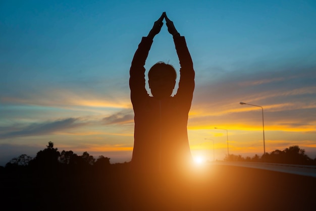 Silhouette di donna Fitness per alzarsi in piedi nel cielo.