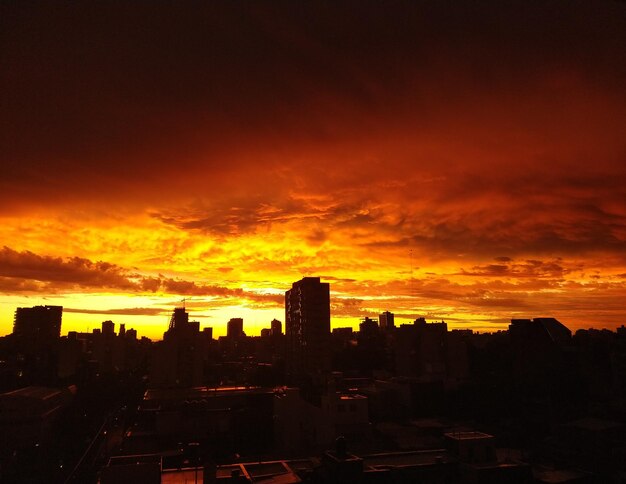 Silhouette di edifici contro il cielo durante il tramonto