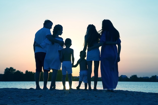 Silhouette di famiglia su sfondo tramonto