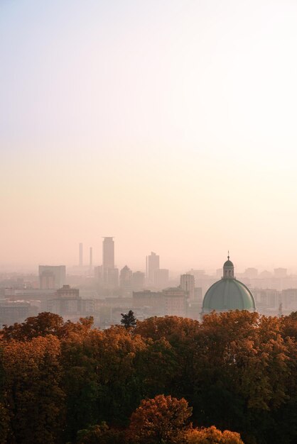 Silhouette di grattacieli nel business Brescia, nuova cupola del Duomo nella nebbia autunnale, Lombardia, Italia