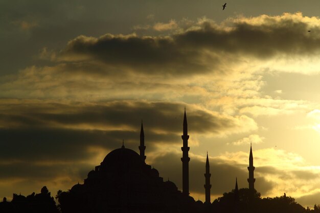 Silhouette di Istanbul al tramonto durante il Ramadan con la silhouette della città musulmana di Istanbul