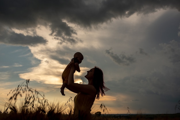 Silhouette di madre e figlio al tramonto
