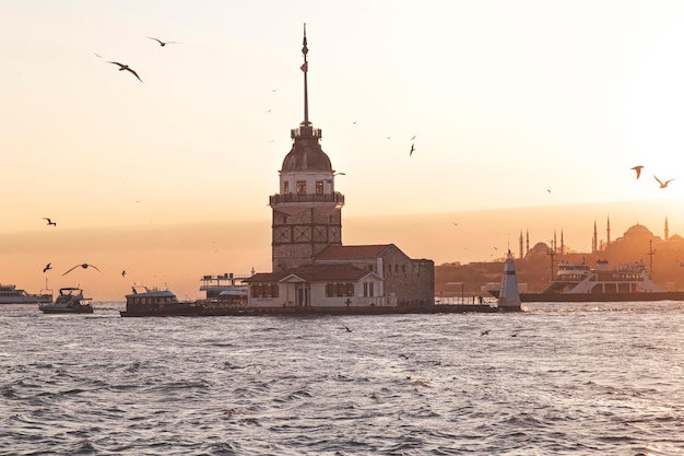 Silhouette di Maiden Tower e Istanbul durante l'ora d'oro del tramonto con colori minimalisti lunatici