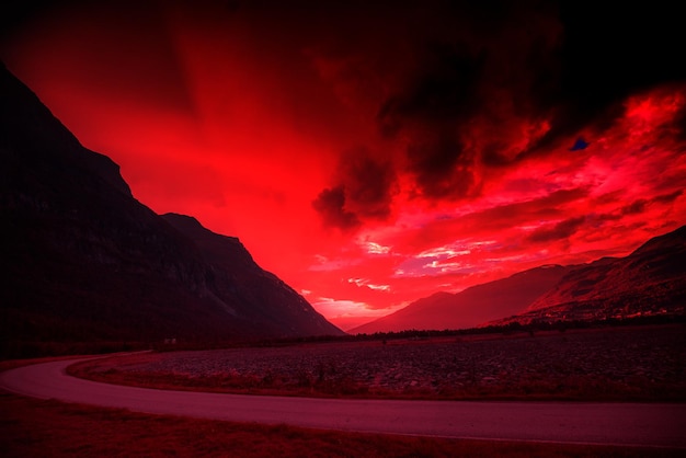 Silhouette di montagne contro il cielo di sera bruciato Natura selvaggia Norvegia
